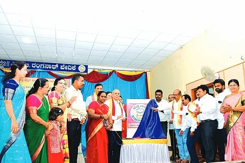 ದಾವಣಗೆರೆಯಲ್ಲಿ ಭಾನುವಾರ, ಹಂಪಿ ಕನ್ನಡ ವಿವಿಯ ನಿವೃತ್ತ ಪ್ರಾಧ್ಯಾಪಕ ಡಾ. ಅಮರೇಶ ನುಗಡೋಣಿ ಅವರು ಬೆಣ್ಣೆನಗರಿ ಸಾಹಿತ್ಯ ಸಂಘವನ್ನು ಅದರ ಲಾಂಛನ ಬಿಡುಗಡೆಯೊಂದಿಗೆ ಉದ್ಘಾಟಿಸಿದರು. ಬಿ. ವಾಮದೇವಪ್ಪ ತೊಗಲೇರಿ,  ಕೆ.ಪಿ. ಅಣಬೇರು ತಾರೇಶ, ಫಕೀರೇಶ ಆದಾಪುರ ಇತರರಿದ್ದರು. 