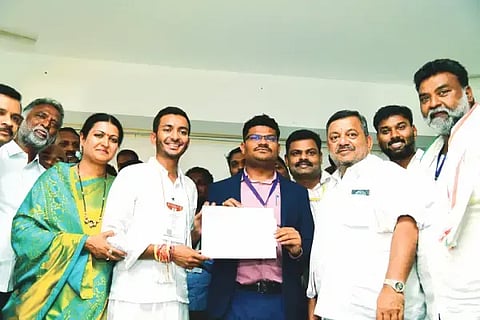ದಾವಣಗೆರೆ ದಕ್ಷಿಣ ಕ್ಷೇತ್ರದ ಶಾಸಕರಾಗಿ ಚುನಾಯಿತರಾದ ಕಾಂಗ್ರೆಸ್‌ನ ಸಮರ್ಥ್ ಶಾಮನೂರು ಅವರಿಗೆ ಚುನಾವಣಾಧಿಕಾರಿ ಸಂತೋಷ್ ಕುಮಾರ್ ಪ್ರಮಾಣಪತ್ರ ವಿತರಿಸಿದರು. ಸಚಿವ ಎಸ್.ಎಸ್.ಮಲ್ಲಿಕಾರ್ಜುನ್, ಸಂಸದೆ ಡಾ.ಪ್ರಭಾ ಮಲ್ಲಿಕಾರ್ಜುನ್, ಶಾಸಕ ಕೆ.ಎಸ್.ಬಸವಂತಪ್ಪ ಇತರರಿದ್ದರು. 