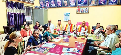 ಮಹಿಳಾ ಕನ್ನಡ ಸಾಹಿತ್ಯ ಸಮ್ಮೇಳನ ಸಂಬಂಧ, ದಾವಣಗೆರೆಯಲ್ಲಿ ಶನಿವಾರ ಹಮ್ಮಿಕೊಂಡಿದ್ದ ಪೂರ್ವಭಾವಿ ಸಭೆಯಲ್ಲಿ ಕಸಾಪ ಜಿಲ್ಲಾಧ್ಯಕ್ಷ ಬಿ.ವಾಮದೇವಪ್ಪ ತೊಗಲೇರಿ, ಜಯಮ್ಮ ನೀಲಗುಂದ, ಸತ್ಯಭಾಮಾ ಮಂಜುನಾಥ್,  ಆಶಾ ನಾವುಡ, ಬಿ.ದಿಳ್ಯಪ್ಪ, ಕೆ.ರಾಘವೇಂದ್ರ ನಾಯರಿ, ಎನ್.ಎಸ್. ರಾಜು ಇತರರಿದ್ದರು. 