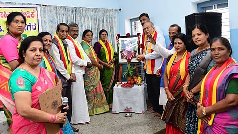 ದಾವಣಗೆರೆಯಲ್ಲಿ ಹಮ್ಮಿಕೊಂಡಿದ್ದ, ಹಿರಿಯ ಸಾಹಿತಿ ದಿ.ಟಿ. ಗಿರಿಜಾ ಅವರ 12ನೇ ವರ್ಷದ ಸಂಸ್ಮರಣೆ ಕಾರ್ಯಕ್ರಮದಲ್ಲಿ ಕಸಾಪ ಜಿಲ್ಲಾಧ್ಯಕ್ಷ ಬಿ. ವಾಮದೇವಪ್ಪ ತೊಗಲೇರಿ, ಸಾಹಿತಿ ಬಾ.ಮ. ಬಸವರಾಜಯ್ಯ, ಬಿ. ದಿಳ್ಯೆಪ್ಪ, ಟಿ.ಎಸ್. ಶೈಲಜಾ, ಸತ್ಯಭಾಮಾ ಮಂಜುನಾಥ್, ಸುಮತಿ ಜಯಪ್ಪ ಇತರರಿದ್ದರು. 