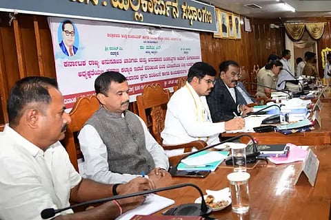  ದಾವಣಗೆರೆ ಜಿಪಂ ಸಭಾಂಗಣದಲ್ಲಿ ಮಂಗಳವಾರ ಎಸ್ಸಿ-ಎಸ್ಟಿ ಆಯೋಗದಿಂದ ಹಮ್ಮಿಕೊಂಡಿದ್ದ, ಕುಂದುಕೊರತೆಗಳ ಪ್ರಗತಿ ಪರಿಶೀಲನಾ ಸಭೆಯಲ್ಲಿ ಆಯೋಗದ ಅಧ್ಯಕ್ಷ ಡಾ.ಎಲ್. ಮೂರ್ತಿ, ಜಿಲ್ಲಾಧಿಕಾರಿ ಜಿ.ಎಂ. ಗಂಗಾಧರಸ್ವಾಮಿ, ಜಿಪಂ ಸಿಇಒ ಗಿತ್ತೆ ಮಾಧವ ವಿಠ್ಠಲರಾವ್ ಇದ್ದರು. 
