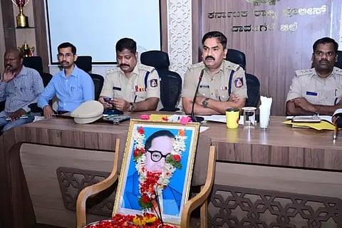 ದಾವಣಗೆರೆ ಎಸ್ಪಿ ಕಚೇರಿ ಸಭಾಂಗಣದಲ್ಲಿ ಶನಿವಾರ ಹಮ್ಮಿಕೊಂಡಿದ್ದ ಪರಿಶಿಷ್ಟ ಜಾತಿ ಮತ್ತು ಪಂಗಡಗಳ ಕುಂದು ಕೊರತೆ ಸಭೆಯಲ್ಲಿ ಎಸ್ಪಿ ಎಚ್.ಟಿ. ಶೇಖರ್, ಬಿ.ಎಸ್.ಬಸವರಾಜ್, ಶರಣ ಬಸವೇಶ್ವರ, ಪ್ರಶಾಂತ್, ಕೆ.ಆರ್.ದೇವರಾಜ್ ಇದ್ದರು. 