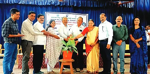  ದಾವಣಗೆರೆಯಲ್ಲಿ ಶನಿವಾರ ಹಮ್ಮಿಕೊಂಡಿದ್ದ ರಾಷ್ಟ್ರೀಯ ವಿಜ್ಞಾನ ದಿನಾಚರಣೆ ಕಾರ್ಯಕ್ರಮವನ್ನು ಬಿಐಇಟಿ ಕಾಲೇಜಿನ ನಿರ್ದೇಶಕ ಪ್ರೊ. ವೈ. ವೃಷಭೇಂದ್ರಪ್ಪ ಗಿಡಕ್ಕೆ ನೀರೆರೆವ ಮೂಲಕ ಉದ್ಘಾಟಿಸಿದರು. ಡಾ.ಬಿ.ಇ. ರಂಗಸ್ವಾಮಿ, ಕಮಲಾ ಸೊಪ್ಪಿನ್, ರಾಜಶೇಖರ ಪುರಾಣಿಕ್, ಡಾ.ವಿ. ರತ್ನಾ, ಗುರುಸಿದ್ದಸ್ವಾಮಿ, ಅಂಗಡಿ ಸಂಗಪ್ಪ, ಎಸ್.ಬಿ. ಶಿಲ್ಪಾ ಇತರರಿದ್ದರು. 