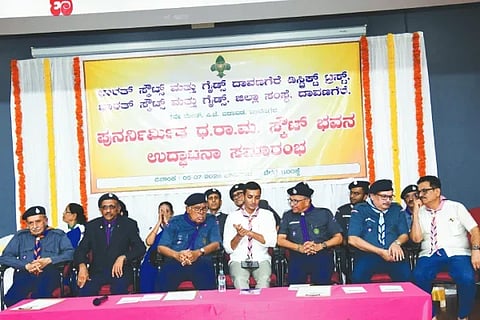 ದಾವಣಗೆರೆಯಲ್ಲಿ ಹಮ್ಮಿಕೊಂಡಿದ್ದ, ನವೀಕೃತ ಧರಾಮ ಸ್ಕೌಟ್ ಭವನ ಉದ್ಘಾಟನಾ ಕಾರ್ಯಕ್ರಮದಲ್ಲಿ ಭಾರತ್ ಸ್ಕೌಟ್ಸ್ ಮತ್ತು ಗೈಡ್ಸ್‌ನ ರಾಜ್ಯ ಮುಖ್ಯ ಆಯುಕ್ತ ಡಾ.ಪಿ.ಜಿ.ಆರ್. ಸಿಂಧ್ಯಾ, ಶಾಸಕ ಸಮರ್ಥ್ ಶಾಮನೂರು, ಕೊಂಡಜ್ಜಿ ಬಿ. ಷಣ್ಮುಖಪ್ಪ, ಮುರುಘರಾಜೇಂದ್ರ ಜೆ.ಚಿಗಟೇರಿ, ರಾಜನಹಳ್ಳಿ ಡಿ. ಬದ್ರೀನಾಥ್, ಪ್ರಭುದೇವ ಜೆ. ಚಿಗಟೇರಿ ಇತರರಿದ್ದರು. 
