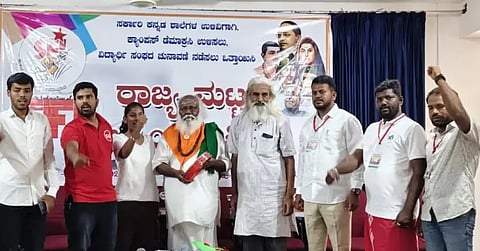 ಹರಿಹರ ಹೊರವಲಯದ ಪ್ರೊ. ಕೃಷ್ಣಪ್ಪ ಭವನದಲ್ಲಿ ಹಮ್ಮಿಕೊಂಡಿರುವ ಭಾರತ ವಿದ್ಯಾರ್ಥಿ ಫೆಡರೇಷನ್‌ನ ರಾಜ್ಯ ಮಟ್ಟದ ಅಧ್ಯಯನ ಶಿಬಿರವನ್ನು ವಿಶ್ವಮಾನವ ಮಂಟಪ ಸ್ಥಾಪಕ ಆವರಗೆರೆ ರುದ್ರಮುನಿ ತಮಟೆ ಬಾರಿಸುವ ಮೂಲಕ ಉದ್ಘಾಟಿಸಿದರು. ಶಿವಪ್ಪ ಅಂಬ್ಲಿಕಲ್, ಜಿ.ಎನ್.ನಾಗರಾಜ್, ಟಿ.ಎಸ್. ವಿಜಯಕುಮಾರ್, ಎಸ್.ಬಸವರಾಜ, ಗಣೇಶ ರಾಥೋಡ್, ದೊಡ್ಡ ಬಸವರಾಜ ಗುಳೆದಾಳ, ರಜಿಯಾ ಯಾಸ್ಮಿನ್ ಇದ್ದರು. 