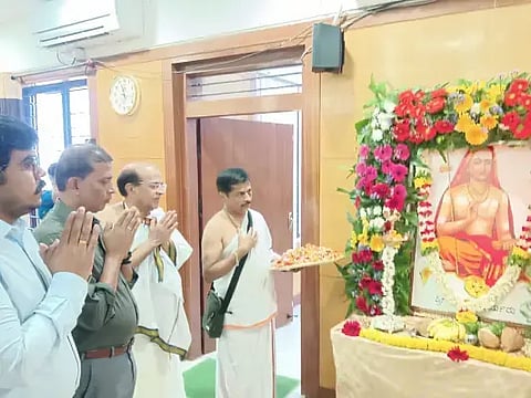 ದಾವಣಗೆರೆ ಜಿಲ್ಲಾಧಿಕಾರಿ ಕಚೇರಿಯಲ್ಲಿ ಮಂಗಳವಾರ ಹಮ್ಮಿಕೊಂಡಿದ್ದ, ಶಂಕರಾಚಾರ್ಯರ ಜಯಂತ್ಯುತ್ಸವದಲ್ಲಿ ಜಿಲ್ಲಾಧಿಕಾರಿ ಜಿ.ಎಂ. ಗಂಗಾಧರಸ್ವಾಮಿ, ಜಿಪಂ ಸಿಇಒ ಗಿತ್ತೆ ಮಾಧವ ವಿಠ್ಠಲರಾವ್, ಗಿರೀಶ್ ನಾಡಿಗ್, ಅನಿಲ್ ಬಾರೆಂಗಳ್ ಇದ್ದರು. 