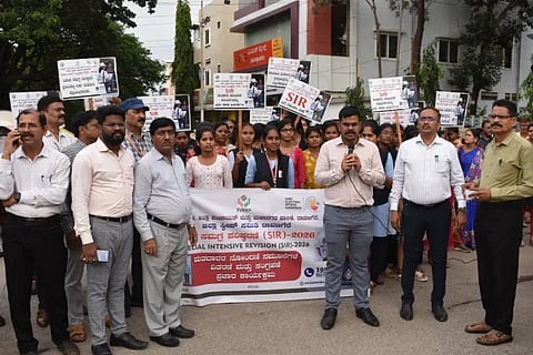 ಮತದಾರರ ಪಟ್ಟಿ ಸಮಗ್ರ ಪರಿಷ್ಕರಣೆ ಸಂಬಂಧ, ದಾವಣಗೆರೆಯಲ್ಲಿ ಶುಕ್ರವಾರ ಹಮ್ಮಿಕೊಂಡಿದ್ದ ಜಾಗೃತಿ ಜಾಥಾಕ್ಕೆ ಜಿಪಂ ಸಿಇಒ ಗಿತ್ತೆ ಮಾಧವ ವಿಠ್ಠಲರಾವ್ ಹಸಿರುನಿಶಾನೆ ತೋರಿದರು. ರೇಷ್ಮಾ ಕೌಸರ್, ಮಲ್ಲನಾಯಕ್, ಎನ್.ಮಹಾಂತೇಶ್, ಪಳನಿ ಸ್ವಾಮಿ ಇತರರಿದ್ದರು. 