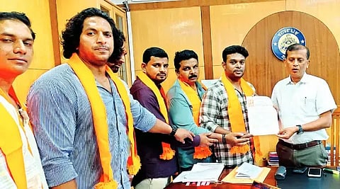 ಗೋವುಗಳ ಅಕ್ರಮ ಸಾಗಾಟ ಮತ್ತು ವಧೆ ತಡೆಗೆ ಸೂಕ್ತ ಕ್ರಮಕ್ಕೆ ಆಗ್ರಹಿಸಿ ಶ್ರೀರಾಮಸೇನೆ ಸಂಘಟನೆ ಕಾರ್ಯಕರ್ತರು ದಾವಣಗೆರೆ ಜಿಲ್ಲಾಧಿಕಾರಿ ಜಿ.ಎಂ.ಗಂಗಾಧರಸ್ವಾಮಿ ಅವರಿಗೆ ಗುರುವಾರ ಮನವಿಪತ್ರ ಸಲ್ಲಿಸಿದರು. ಪಿ. ಸಾಗರ್, ಶ್ರೀಧರ್, ರಾಜು ದೊಡ್ಮನಿ, ವಿನೋದ್ ರಾಜ್, ಶಿವಕುಮಾರ್ ಪೂಜಾರ್ ಇದ್ದರು. 
