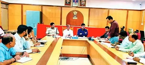 ದಾವಣಗೆರೆಯಲ್ಲಿ ಮಂಗಳವಾರ ಹಮ್ಮಿಕೊಂಡಿದ್ದ, ಜಿಲ್ಲಾ ಬಾಲಕಾರ್ಮಿಕ ಯೋಜನಾ ಸೊಸೈಟಿಯ ಕಾರ್ಯಕಾರಿಣಿ ಸಮಿತಿ ಹಾಗೂ ಟಾಸ್ಕ್‌ಫೋರ್ಸ್ ಸಮಿತಿ ಸಭೆಯಲ್ಲಿ ಜಿಲ್ಲಾಧಿಕಾರಿ ಜಿ.ಎಂ. ಗಂಗಾಧರಸ್ವಾಮಿ, ಜಿಪಂ ಸಿಇಒ ಗಿತ್ತೆ ಮಾಧವ ವಿಠಲರಾವ್, ಎಸ್ಪಿ ಎಚ್.ಟಿ. ಶೇಖರ್, ಅರವಿಂದ್, ಕಿಶೋರ್ ಕುಮಾರ್ ಇತರರಿದ್ದರು. 
