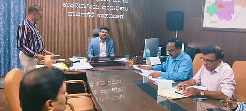 ನಕಲಿ ವೈದ್ಯರ ಪತ್ತೆ ಮತ್ತು ಅವರ ವಿರುದ್ಧ ಕಾನೂನು ಕ್ರಮ ಕೈಗೊಳ್ಳುವ ಸಂಬಂಧ, ದಾವಣಗೆರೆಯಲ್ಲಿ ಗುರುವಾರ ಹಮ್ಮಿಕೊಂಡಿದ್ದ ಜಿಲ್ಲಾ ಟಾಸ್ಕ್‌ಫೋರ್ಸ್ ಸಮಿತಿ ಸಭೆಯಲ್ಲಿ ಉಪವಿಭಾಗಾಧಿಕಾರಿ ಸಂತೋಷ್‌ಕುಮಾರ್, ಡಾ.ಷಣ್ಮುಖಪ್ಪ, ಡಾ. ಮಂಜುನಾಥ ಪಾಟೀಲ್, ಡಾ.ಯೋಗೇಂದ್ರಕುಮಾರ್ ಇದ್ದರು. 