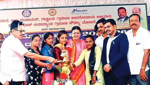 ದಾವಣಗೆರೆಯಲ್ಲಿ ಹಮ್ಮಿಕೊಂಡಿದ್ದ ಜಿಲ್ಲಾ ಮಟ್ಟದ ಉದ್ಯೋಗ ಮೇಳ ಕಾರ್ಯಕ್ರಮ ಉದ್ಘಾಟನೆ ವೇಳೆ ಸಂಸದೆ ಡಾ. ಪ್ರಭಾ ಮಲ್ಲಿಕಾರ್ಜುನ್, ದೂಡಾ ಅಧ್ಯಕ್ಷ ದಿನೇಶ್ ಕೆ.ಶೆಟ್ಟಿ, ಜಿ.ಎಂ. ಗಂಗಾಧರಸ್ವಾಮಿ, ಗಿತ್ತೆ ಮಾಧವ ವಿಠ್ಠಲರಾವ್, ರೇಷ್ಮಾ ಕೌಸರ್ ಇತರರಿದ್ದರು. 