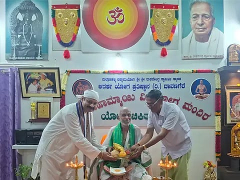 ದಾವಣಗೆರೆಯಲ್ಲಿ ಆದರ್ಶ ಯೋಗ ಪ್ರತಿಷ್ಠಾನ ಆಯೋಜಿಸಿದ್ದ ಕಾರ್ಯಕ್ರಮದಲ್ಲಿ ಹಿರಿಯ ಪ್ರವಚನಕಾರ ಗೋಪಾಲಾಚಾರ್ಯ ಮಣ್ಣೂರ್ ಅವರನ್ನು ಸನ್ಮಾನಿಸಲಾಯಿತು. ಡಾ. ರಾಘವೇಂದ್ರ ಗುರೂಜಿ, ಕೆ.ಈಶ್ವರ್ ಇದ್ದರು. 