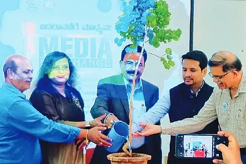 ದಾವಣಗೆರೆ ವಿಶ್ವವಿದ್ಯಾನಿಲಯದ ಪತ್ರಿಕೋದ್ಯಮ ವಿಭಾಗದಲ್ಲಿ ಬುಧವಾರ ಹಮ್ಮಿಕೊಂಡಿದ್ದ ಮಕ್ಕಳ ಸಮಸ್ಯೆಗಳ ವರದಿಗಾರಿಕೆಯಲ್ಲಿ ಪತ್ರಕರ್ತರ ಹೊಣೆಗಾರಿಕೆ ಕುರಿತ ಕಾರ್ಯಾಗಾರವನ್ನು ದಾವಣಗೆರೆ ವಿಶ್ವವಿದ್ಯಾನಿಲಯದ ಕುಲಪತಿ ಪ್ರೊ.ಬಿ.ಡಿ. ಕುಂಬಾರ ಉದ್ಘಾಟಿಸಿದರು. ಪ್ರೊಸುನ್ ಸೇನ್, ಪ್ರೊ.ಎಂ.ಎಸ್. ಸಪ್ನಾ, ಶಿವಕುಮಾರ ಕಣಸೋಗಿ, ಡಾ.ವಾಸುದೇವ ಶರ್ಮಾ ಇದ್ದರು.workshop