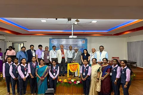 ಶಿವಮೊಗ್ಗದ ಡಿವಿಎಸ್ ಕಾಲೇಜಿನಲ್ಲಿ ಏರ್ಪಡಿಸಿದ್ದ ಅಂತಾರಾಷ್ಟ್ರೀಯ ವಿಚಾರ ಸಂಕಿರಣದ ಉದ್ಘಾಟನಾ ಕಾರ್ಯಕ್ರಮದಲ್ಲಿ ಪ್ರೊ. ಶರತ್ ಅನಂತಮೂರ್ತಿ, ಪ್ರೊ. ಎನ್.ಕುಮಾರಸ್ವಾಮಿ, ಬಸಪ್ಪ ಗೌಡ, ಕೆ.ಎನ್.ರುದ್ರಪ್ಪ ಕೊಳಲೆ, ಡಾ. ಎ.ಸತೀಶ್‌ಕುಮಾರ್ ಶೆಟ್ಟಿ, ಪ್ರೊ. ಎಂ.ವೆಂಕಟೇಶ್ ಇದ್ದರು.
