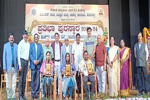 ಶಿವಮೊಗ್ಗ ಡಿವಿಎಸ್ ಕಾಲೇಜಿನಿಂದ ಏರ್ಪಡಿಸಿದ್ದ ಕಾರ್ಯಕ್ರಮದಲ್ಲಿ ಪ್ರತಿಭಾವಂತರನ್ನು ಗೌರವಿಸಲಾಯಿತು. ಬಿ.ಸಿ.ಪಾಟೀಲ್,, ಕೆ.ಬಸಪ್ಪ ಗೌಡ, ಜಿ.ಮಧುಸೂದನ್, ಎಸ್.ಪಿ.ದಿನೇಶ್, ರಾಜೇಂದ್ರ, ಡಾ. ಎಂ.ವೆಂಕಟೇಶ್ ಇತರರಿದ್ದರು.  
