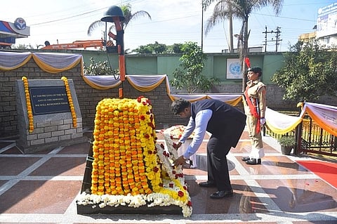 ಉಪ ವಿಭಾಗಾಧಿಕಾರಿ ನಿತಿನ್ ಚಕ್ಕಿ ಅವರು ಯುದ್ಧ ಸ್ಮಾರಕಕ್ಕೆ ಪುಷ್ಪ ಗುಚ್ಛವಿರಿಸಿ, ಗೌರವ ನಮನ ಸಲ್ಲಿಸಿದರು. 