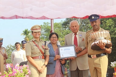  ನಗರದ ಜಿಲ್ಲಾ ಪೊಲೀಸ್ ವರಿಷ್ಠಾಧಿಕಾರಿ ಅವರ ಕಚೇರಿಯ ಕಂಪ್ಯೂಟರ್ ವಿಭಾಗದಲ್ಲಿ ಹೆಡ್‌ಕಾನ್ಸ್‌ಟೇಬಲ್ ಆಗಿ ಕರ್ತವ್ಯ ನಿರ್ವಹಿಸುತ್ತಿರುವ ಎನ್.ಎಸ್.ತಿಮ್ಮಯ್ಯ ಅವರಿಗೆ ಏರ್ ಮಾರ್ಷಲ್(ನಿವೃತ್ತ) ಕೆ.ಸಿ.ಕಾರ್ಯಪ್ಪ ಅವರು ಫೀಲ್ಡ್ ಮಾರ್ಷಲ್ ಕೆ.ಎಂ.ಕಾರ್ಯಪ್ಪ ಟ್ರೋಫಿಯನ್ನು ವಿತರಿಸಿದರು. ಬಿಂದುಮಣಿ, ಕೆ.ಬಿ.ಅಚ್ಚಮ್ಮ ಇದ್ದರು.