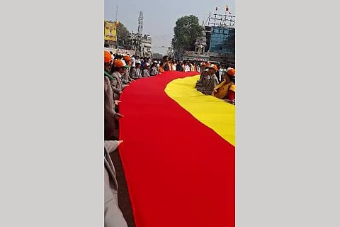 ದಾವಣಗೆರೆಯಲ್ಲಿ ಶುಕ್ರವಾರ ವಿವಿಧ ಕನ್ನಡಪರ ಸಂಘಟನೆಗಳ ವತಿಯಿಂದ 7 ಕಿ.ಮೀ. ಉದ್ದದ ಕನ್ನಡ ಬಾವುಟದ ಮೆರವಣಿಗೆ ನಡೆಸಲಾಯಿತು.