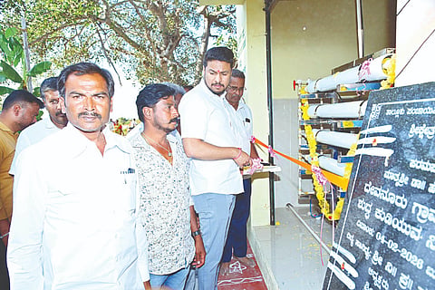 ನಂಜನಗೂಡು ತಾಲೂಕು ದೇವನೂರಿನಲ್ಲಿ ಶುದ್ಧ ಕುಡಿಯುವ ನೀರಿನ ಘಟಕವನ್ನು ಶಾಸಕ ದರ್ಶನ್ ಧ್ರುವನಾರಾಯಣ ಉದ್ಘಾಟಿಸಿದರು. ದೇವನೂರು ಮಠದ ಮಹಾದೇವ ಸ್ವಾಮೀಜಿ, ವಿಜಯಕುಮಾರ್ ನಾಗನಾಳ್ ಇತರರು ಇದ್ದರು.