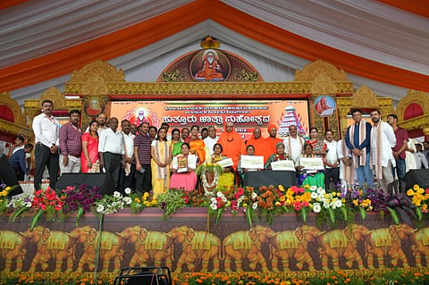 ಸುತ್ತೂರು ಜಾತ್ರಾ ಮಹೋತ್ಸವದಲ್ಲಿ ಪ್ರಗತಿಪರ ರೈತರು ಹಾಗೂ ಸಾಧಕ ರೈತ ಮಹಿಳೆಯರಿಗೆ ಪ್ರಶಸ್ತಿ ನೀಡಿ ಸನ್ಮಾನಿಸಲಾಯಿತು.