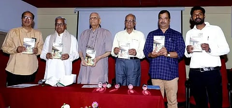  ಬಸವನಗುಡಿಯ ನ್ಯಾಷನಲ್​ ಕಾಲೇಜಿನ ಸಭಾಂಗಣದಲ್ಲಿ ಹಮ್ಮಿಕೊಂಡಿದ್ದ "ಈಚಲ ಗರಿ ಹೆಣಿಗೆ' ಕೃತಿಯನ್ನು ಪ್ರೊ. ಪುರುಷೋತ್ತಮ ಬಿಳಿಮಲೆ ಬಿಡುಗಡೆಗೊಳಿದರು. ಡಾ. ಟಿ.ಆರ್​. ಅನಂತರಾಮು, ಪ್ರೊ. ಎನ್​.ಬಿ. ಚಂದ್ರಮೋಹನ್​ ಇತರರಿದ್ದರು. 