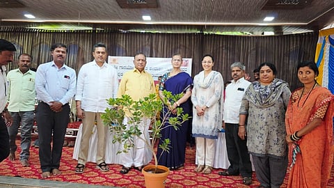 ಶಿಗ್ಗಾಂವಿ ಪಟ್ಟಣದ ಶ್ರೀ ಗಾನಯೋಗಿ ಪಂಡಿತ ಪಂಚಾಕ್ಷರಿ ಗವಾಯಿಗಳ ಕಿವುಡ-ಮೂಕ ಮಕ್ಕಳ ವಸತಿ ಶಾಲೆಯಲ್ಲಿ ಪಾಲಕರ ಸಮಾವೇಶ ಆಯೋಜಿಸಲಾಗಿತ್ತು. ಮಾಜಿ ಸಂಸದ ಮಂಜುನಾಥ ಕುನ್ನೂರ, ರಾಜು ಕುನ್ನೂರ, ನಾಗರಾಜ ದ್ಯಾಮನಕೊಪ್ಪ ಇತರರಿದ್ದರು.