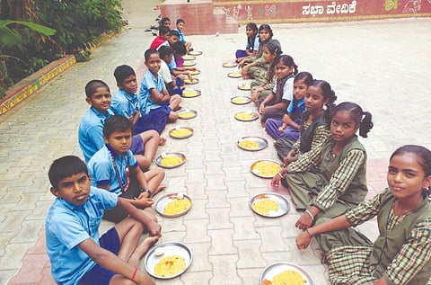 ಮುಂಡರಗಿ ಪಟ್ಟಣದ ಪಿಎಂಶ್ರೀ ಎಸ್.ಎಂ.ಭೂಮರಡ್ಡಿ ಸ.ಹಿ.ಪ್ರಾ. ಶಾಲೆಯಲ್ಲಿ ಮಕ್ಕಳಿಗೆ ಬಿಸಿಯೂಟದೊಂದಿಗೆ ಮೊಟ್ಟೆ ವಿತರಿಸಲಾಗುತ್ತಿದೆ.
