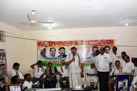 ದಾವಣಗೆರೆ ಜಿಲ್ಲಾ ಕಾಂಗ್ರೆಸ್ ಕಚೇರಿಯಲ್ಲಿ ಬುಧವಾರ ಆಯೋಜಿಸಿದ್ದ ದಾವಣಗೆರೆ ದಕ್ಷಿಣ ಮತ್ತು ಆಗ್ನೇಯ ಪದವೀಧರರ ಕ್ಷೇತ್ರದ ಚುನಾವಣೆ ಪೂರ್ವಭಾವಿ ಸಭೆಯಲ್ಲಿ ಮಯೂರ್ ಜಯಕುಮಾರ್ ಮಾತನಾಡಿದರು. ಎಚ್.ಬಿ. ಮಂಜಪ್ಪ, ಅಯೂಬ್ ಪೈಲ್ವಾನ್, ಜಿ.ಸಿ. ನಿಂಗಪ್ಪ, ದಿನೇಶ ಕೆ. ಶೆಟ್ಟಿ, ವಿಜಯ ಕುಮಾರ್, ಅನಿತಾಬಾಯಿ, ಮುದೇಗೌಡ್ರ ಗಿರೀಶ್, ಎಸ್. ಮಲ್ಲಿಕಾರ್ಜುನ್, ಎ. ನಾಗರಾಜ ಇದ್ದರು.