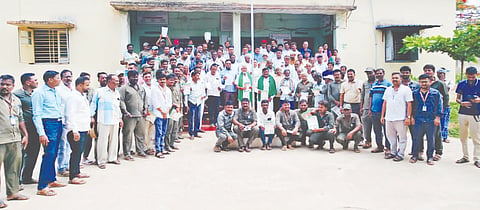 ಲಕ್ಷ್ಮೇಶ್ವರ ಪಟ್ಟಣದಲ್ಲಿ ವಿದ್ಯುತ್ ಕ್ಷೇತ್ರವನ್ನು ಖಾಸಗೀಕರಣಗೊಳಿಸದಂತೆ ರೈತರು, ಬಳಕೆದಾರರು ಮತ್ತು ಹೆಸ್ಕಾಂ ನೌಕರರಿಗಾಗಿ ಹಮ್ಮಿಕೊಂಡಿದ್ದ ಆಕ್ಷೇಪಣಾ ಅರ್ಜಿ ಸಲ್ಲಿಸುವುದು ಹಾಗೂ ಜನಜಾಗೃತಿ ಕಾರ್ಯಕ್ರಮ ಜರುಗಿತು. ರಾಜೇಶ ಕಲ್ಯಾಣಶೆಟ್ಟಿ,  ಅಂಜನೇಪ್ಪ ಬಿ., ಇತರರಿದ್ದರು.