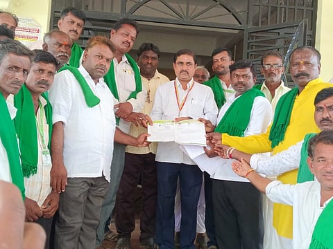 ವಿದ್ಯುತ್ electricity ಖಾಸಗೀಕರಣ ವಿರೋಧಿಸಿ ಶಿಗ್ಗಾಂವ ಪಟ್ಟಣದಲ್ಲಿ ರೈತ ಸಂಘದಿಂದ ಗ್ರೇಡ್-2 ತಹಸೀಲ್ದಾರ್ ವಿಶ್ವನಾಥ ತಿತ್ತಿ ಅವರಿಗೆ  ಮನವಿ ಸಲ್ಲಿಸಲಾಯಿತು. 