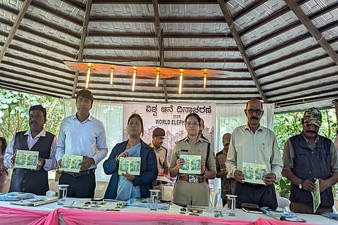 ಸುಸ್ಥಿರ ಸಹಬಾಳ್ವೆಗಾಗಿ ಅರಣ್ಯಗಳು ಎಂಬ ಧ್ಯೇಯದೊಂದಿಗೆ ಕುಶಾಲನಗರ ಕಾವೇರಿ ನಿಸರ್ಗಧಾಮದಲ್ಲಿ ಆಯೋಜಿಸಲಾಗಿದ್ದ ವಿಶ್ವ ಆನೆ ದಿನಾಚರಣೆ ಕಾರ್ಯಕ್ರಮದಲ್ಲಿ ಆನೆಗಳ ಲೋಕ ಹಾಗೂ ಮಾನವ-ಆನೆ ಸಹಬಾಳ್ವೆ ಕುರಿತು ಮಾಹಿತಿ ನೀಡುವ ವಿಶೇಷ ಕೈಪಿಡಿ ಬಿಡುಗಡೆ ಮಾಡಲಾಯಿತು. üಸೋನಾಲ್ ವೃಷ್ಠಿ, ಆರ್.ಎನ್. ಬಿಂದುಮಣಿ, ಡಾ. ಚೆಟ್ಟಿಯಪ್ಪ, ಡಾ. ಮುಜೀಬ್ ಇದ್ದರು. 