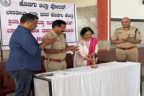 ಭಾರತೀಯ ವಿದ್ಯಾ ಭವನ ಕೊಡಗು ಕೇಂದ್ರದ ವತಿಯಿಂದ ಕೊಡಗು ಜಿಲ್ಲಾ ಪೊಲೀಸ್ ಸಿಬ್ಬಂದಿಗಾಗಿ ಏರ್ಪಡಿಸಿದ್ದ ಕೇಳುವಿಕೆ ಉಚಿತ ಶಿಬಿರವನ್ನು ಗಣ್ಯರು ಉದ್ಘಾಟಿಸಿದರು. ಬಿ. ದಿನೇಶ್, ಡಾ. ರಾಧಾ ಸಿಂಹಾದ್ರಿ, ಬಾಲಾಜಿ ಕಾಶ್ಯಪ್ ಇದ್ದರು.