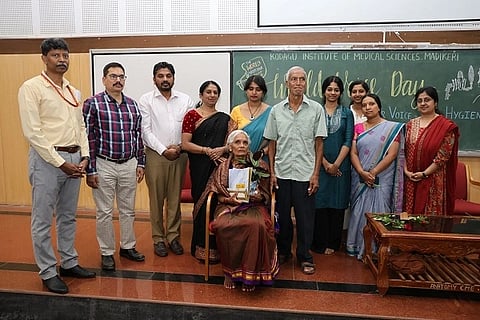 ಕೊಡಗು ವೈದ್ಯಕೀಯ ವಿಜ್ಞಾನ ಸಂಸ್ಥೆಯ ಕಿವಿ, ಮೂಗು, ಗಂಟಲು ವಿಭಾಗದಿಂದ ಆಚರಿಸಲಾದ ವಿಶ್ವ ಧ್ವನಿ ದಿನದ ಸಂದರ್ಭದಲ್ಲಿ ಖ್ಯಾತ ಸಂಗೀತ ಶಿಕ್ಷಕಿ ವಿದುಷಿ ಸರೋಜ ಸುಧಾಕರ್ ಅವರನ್ನು ಸನ್ಮಾನಿಸಲಾಯಿತು. ಡಾ. ದಿವ್ಯಾ ಸೇಠ್, ಡಾ. ಪೂಜಾ, ಡಾ. ವಿಶಾಲ್ ಕುಮಾರ್, ಡಾ. ಶ್ವೇತಾ ಮತ್ತಿತರರು ಇದ್ದರು.