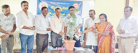 ಹಾನಗಲ್ಲಿನಲ್ಲಿ ಆಯೋಜಿಸಿದ್ದ ಜಾಗತಿಕ environmentalತಾಪಮಾನ ಹಾಗೂ ಶಿಕ್ಷಣ ಕಾರ್ಯಕ್ರಮವನ್ನು ಬಿಇಒ ಆರ್.ವಿ. ಚಿನ್ನೀಕಟ್ಟಿ ಉದ್ಘಾಟಿಸಿದರು. 