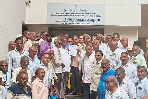 ಕನಿಷ್ಠ ಮಾಸಿಕ ಪಿಂಚಣಿಯನ್ನು (pension)  7500 ರೂ. ಗೆ ಹೆಚ್ಚಿಸಬೇಕೆಂದು ಆಗ್ರಹಿಸಿ ಇಪಿಎಸ್-95 ಪಿಂಚಣಿದಾರರು ಕೇಂದ್ರ ಸಚಿವ ಪ್ರಲ್ಹಾದ ಜೋಶಿ ಅವರ ಹುಬ್ಬಳ್ಳಿ ಕಚೇರಿಗೆ ಶನಿವಾರ ಆಗಮಿಸಿ ಮನವಿ ಸಲ್ಲಿಸಿದರು.