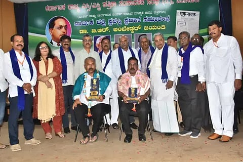 ರಾಜ್ಯ ಎಸ್​ಸಿ, ಎಸ್​ಟಿ ಪತ್ರಿಕಾ ಸಂಪಾದಕರ ಸಂದ ವತಿಯಿಂದ ಗುರುವಾರ ಆಯೋಜಿಸಿದ್ದ ಡಾ.ಬಿ.ಆರ್​.ಅಂಬೇಡ್ಕರ್​ ಜಯಂತಿ ಹಾಗೂ ದತ್ತಿ ಪ್ರಶಸ್ತಿ ಪ್ರದಾನ ಸಮಾರಂಭದಲ್ಲಿ ಸಾಧಕರನ್ನು ಅಭಿನಂದಿಸಲಾಯಿತು. ನಿಕಟಪೂರ್ವ ಸಿಎಂ ಸಿದ್ದರಾಮಯ್ಯ, ಕೆಯುಡಬ್ಲುಜೆ ಅಧ್ಯಕ್ಷ ಶಿವಾನಂದ ತಗಡೂರು ಇತರರಿದ್ದರು.