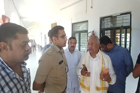 ಮಾಜಿ ಡಿಸಿಎಂ ಕೆ.ಎಸ್.ಈಶ್ವರಪ್ಪಜಿಲ್ಲಾಧಿಕಾರಿ ಕಚೇರಿಯಲ್ಲಿ ಎಸ್‌ಪಿ ಬಿ.ನಿಖಿಲ್ ಅವರಿಂದ ವಿವರಣೆ ಪಡೆದರು
