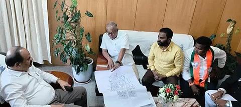 ಕೋಲಾರ ಜಿಲ್ಲಾಧಿಕಾರಿ ಡಾ.ಎಂ.ಆರ್​.ರವಿ ಅವರನ್ನು ಮಾಜಿ ಸಚಿವ ಸುರೇಶ್​ ಕುಮಾರ್​ ಭೇಟಿ ಮಾಡಿ ಮನವಿ ಸಲ್ಲಿಸಿದರು. ಕೆ.ಎಸ್​.ಮಂಜುನಾಥ್​ ಗೌಡ, ಓಂಶಕ್ತಿ ಚಲಪತಿ ಇದ್ದರು.