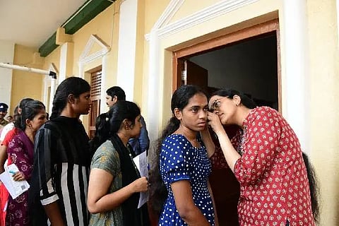 ದಾವಣಗೆರೆಯ ಪರೀಕ್ಷಾ ಕೇಂದ್ರವೊಂದರಲ್ಲಿ, ಪೊಲೀಸ್ ಕಾನ್‌ಸ್ಟೇಬಲ್ ನೇಮಕಾತಿ ಪರೀಕ್ಷೆಗೆ ಹಾಜರಾದ ಅಭ್ಯರ್ಥಿಗಳ ಕಿವಿಯಲ್ಲಿ ಎಲೆಕ್ಟ್ರಾನಿಕ್ ಉಪಕರಣಗಳಿವೆಯೆ ಎಂದು ತಪಾಸಣೆ ನಡೆಸಲಾಯಿತು.
