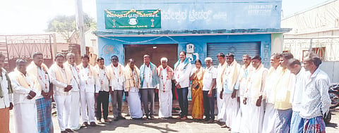 ನಂಜನಗೂಡು ತಾಲೂಕು ಬಿಳುಗಲಿ ಪ್ರಾಥಮಿಕ ಕೃಷಿ ಪತ್ತಿನ ಸಹಕಾರ ಸಂಘದ ಅಧ್ಯಕ್ಷ, ಉಪಾಧ್ಯಕ್ಷರಾಗಿ ಆಯ್ಕೆಯಾದ ಬಿ.ಸಿ.ಪುರುಷೋತ್ತಮ್,  ಜಿ.ಸಿ.ಶಿವಪ್ರಸಾದ್ ಅವರೊಂದಿಗೆ ನಿರ್ದೇಶಕರಾದ ಜಿ.ಎಸ್.ಗುರುಸ್ವಾಮಿ, ಶಿವಕುಮಾರ್, ಮಹೇಶ್, ನಾಗರಾಜು ಇತರರು ಇದ್ದರು. 