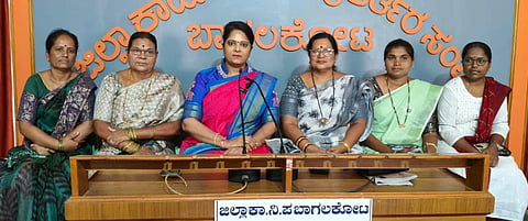 ಬಾಗಲಕೋಟೆ ನಗರದಲ್ಲಿ ಶನಿವಾರ ಸುದ್ದಿಗೋಷ್ಠಿಯಲ್ಲಿ ಜಿಪಂ ಮಾಜಿ ಅಧ್ಯಕ್ಷೆ ವೀಣಾ ಕಾಶಪ್ಪನವರ ಮಾತನಾಡಿದರು. ಸುಮಿತ್ರಾ ಗುಳಬಾಳ, ರೇಣುಕಾ ನ್ಯಾಮಗೌಡ, ಅನುರಾಧ ದೊಡ್ಡಮನಿ ಮತ್ತಿತರರು ಇದ್ದರು.