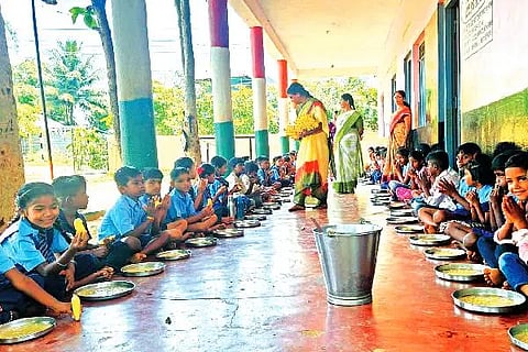 ಸರ್ಕಾರಿ ಶಾಲೆಯ ಮಕ್ಕಳಿಗೆ ಮಧ್ಯಾಹ್ನದ ಬಿಸಿಯೂಟ ನೀಡುವ ಸಂಗ್ರಹ ಚಿತ್ರ.
