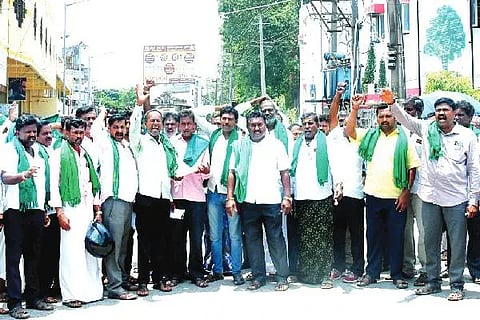 ದಾವಣಗೆರೆಯಲ್ಲಿ ಗುರುವಾರ ಅರಣ್ಯ ಭೂಮಿ ವರ್ಗೀಕರಣಕ್ಕೆ ಆಗ್ರಹಿಸಿ ರೈತ ಸಂಘ, ಹಸಿರು ಸೇನೆ ಕಾರ್ಯಕರ್ತರು ಪ್ರತಿಭಟನೆ ನಡೆಸಿದರು. ಹುಚ್ಚವ್ವನಹಳ್ಳಿ ಮಂಜುನಾಥ್, ಯೆಲೋದಹಳ್ಳಿ ರವಿ, ಚಿಕ್ಕಮಲ್ಲನಹೊಳೆ ಚಿರಂಜೀವಿ ,ಹುಚ್ಚವನಹಳ್ಳಿ ಪ್ರಕಾಶ್, ಹರೀಶ್, ದಯಾನಂದ, ಚಿನ್ನಪ್ಪರ ದಯಾನಂದ, ಜಯನಾಬಿ, ಸಾದಿಕ್, ಜಗಳೂರು ತಿಪ್ಪೇಸ್ವಾಮಿ ಇದ್ದರು.