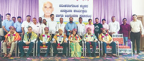 ದಾಂಡೇಲಿ ನಗರದ ಕರ್ನಾಟಕ ಸಂಘದಿಂದ ವೆಸ್ಟ್ ಕೋಸ್ಟ್ ಕಾಗದ ಕಾರ್ಖಾನೆಯ factory ಮಾಲೀಕ ಶ್ರೀಕುಮಾರ್ ಬಂಗೂರ ಅವರ ಕುಟುಂಬದವರನ್ನು ಸನ್ಮಾನಿಸಲಾಯಿತು.