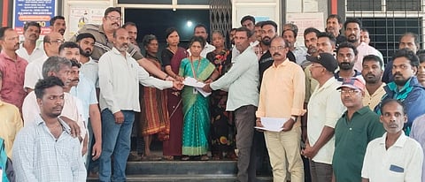 ಅಂಕೋಲಾದಲ್ಲಿ ನಕಲಿ ದಾಖಲೆ fake documents ಸೃಷ್ಟಿಸಿ ಜಮೀನು ಮಾರಾಟ ಮಾಡಿದವರ ವಿರುದ್ಧ ಕಾನೂನು ಕ್ರಮಕೈಗೊಳ್ಳಬೇಕು ಎಂದು ಬಾಳೆಗುಳಿ, ಬೊಗ್ರಿಬೈಲ್ ಮತ್ತು ಶಿರಕುಳಿ ಗ್ರಾಮಸ್ಥರು ಶಿರಸ್ತೇದಾರ ಅನುಪಮಾ ನಾಯ್ಕಗೆ ಮನವಿ ಸಲ್ಲಿಸಿದರು