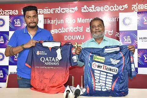 ಹುಬ್ಬಳ್ಳಿಯಲ್ಲಿನ (Good Response) ಐಪಿಎಲ್ ಫ್ಯಾನ್ ಪಾರ್ಕ್​ನಲ್ಲಿ ಲಕ್ಕಿ ಡ್ರಾ ವಿಜೇತರಿಗೆ ನೀಡಲಾಗುವ ಆಟಗಾರರ ಹಸ್ತಾಕ್ಷರವಿರುವ ಜರ್ಸಿಯನ್ನು ಸುದ್ದಿಗೋಷ್ಠಿಯಲ್ಲಿ ಶುಕ್ರವಾರ ಅನಾವರಣಗೊಳಿಸಲಾಯಿತು. ಸುಮಿತ್ ಮಲ್ಲಪುರಕರ, ಅಲ್ತಾಫ್ ಕಿತ್ತೂರ ಇದ್ದರು.