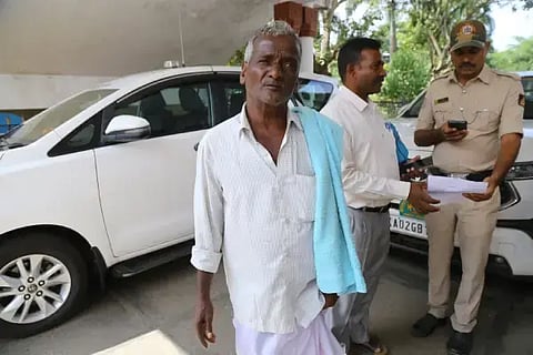ಆದೇಶ ಪ್ರತಿಯೊಂದಿಗೆ ಡಿಸಿ ಕಾರು ಜಪ್ತಿಗೆ ಮುಂದಾದ ರೈತ