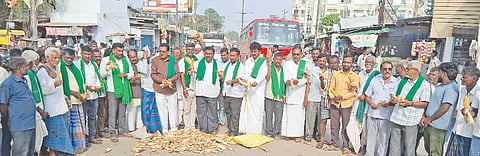 ಮೆಕ್ಕೆಜೋಳ (maize) ಖರೀದಿ ಕೇಂದ್ರ ಪ್ರಾರಂಭಿಸುವಂತೆ ಒತ್ತಾಯಿಸಿ ಲಕ್ಷ್ಮೇಶ್ವರದಲ್ಲಿ ರೈತ ಒಕ್ಕೂಟ ಹಾಗೂ ಸಂಘಟನೆಗಳು ರಸ್ತೆಗೆ ಗೋವಿನಜೋಳದ ತೆನೆ ಚಲ್ಲಿ ಆಕ್ರೋಶ ವ್ಯಕ್ತಪಡಿಸಿದರು.