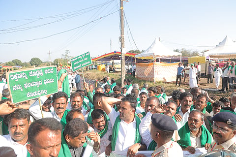 ಬೆಳಗಾವಿ ಸುವರ್ಣ ವಿಧಾನಸೌಧಕ್ಕೆ ರಾಜ್ಯ ರೈತಸಂಘ ಹಾಗೂ ಹಸಿರುಸೇನೆ ಕಾರ್ಯಕರ್ತರು ಪ್ರವೇಶ ದ್ವಾರದ ಮೂಲಕ ಮುತ್ತಿಗೆ ಯತ್ನಿಸಿದರು.