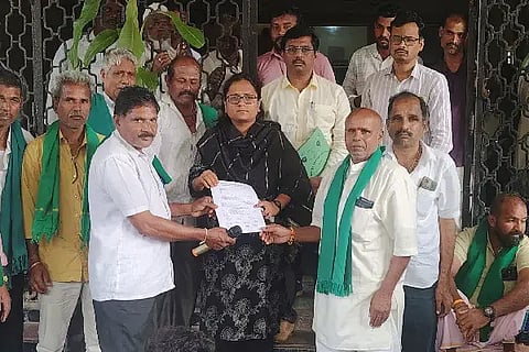 Farmers ಬೆಳೆಹಾನಿ ಪರಿಹಾರ ವಿತರಣೆ, ಗೋವಿನಜೋಳ ಬೆಂಬಲ ಬೆಲೆ ಖರೀದಿ ಕೇಂದ್ರ ಆರಂಭ ಸೇರಿದಂತೆ ವಿವಿಧ ಬೇಡಿಕೆಗಳಿಗೆ ಆಗ್ರಹಿಸಿ ರೈತ ಸಂಘದ ಪದಾಧಿಕಾರಿಗಳು ತಹಸೀಲ್ದಾರ್ ಎಸ್.ರೇಣುಕಾ ಅವರಿಗೆ ಮನವಿ ಸಲ್ಲಿಸಿದರು. ಅಡಿವೆಪ್ಪ ಆಲದಕಟ್ಟಿ, ಮಾಲತೇಶ ಪರಪ್ಪನವರ, ಸೋಮಣ್ಣ ಜಡೆಗೊಂಡರ, ಮಹೇಶ ವಿರೂಪಣ್ಣನವರ, ಶ್ರೀಕಾಂತ ದುಂಡಣ್ಣನವರ, ರುದ್ರಪ್ಪ ಹಣ್ಣಿ, ವಾಸುದೇವ ಕಮಾಟಿ, ಮಹಲಿಂಗಪ್ಪ ಅಕ್ಕಿವಳ್ಳಿ, ರಾಜೀವ ದಾನಪ್ಪನವರ ಇದ್ದರು.
